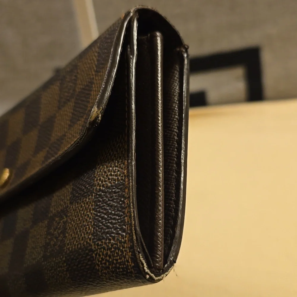 Louis Vuitton wallet in iconic Damier Ebene coated canvas with gold hardware - Picture 6 of 12